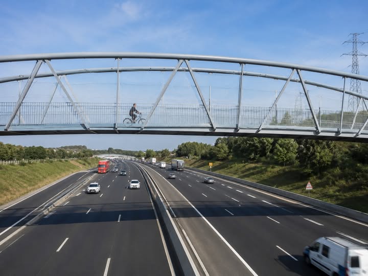 Atosca a réussi à faire passer une voie verte au-dessus d’une autoroute 798316404 122117485701321410 2313447090869564012 n